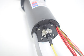 Un giunto rotante a fibra ottica da quattro gigabit, connettore elettrico del giunto rotante